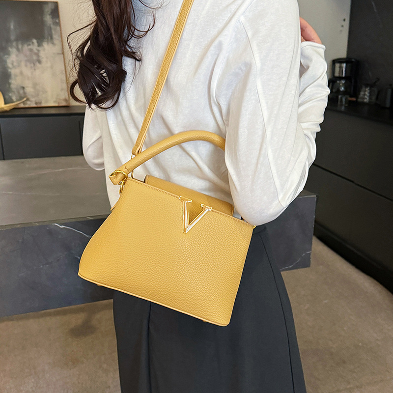 Bolso de textura transfronteriza 2025 verano nuevo bolso femenino simple patrón de lichi bolso de hombro con letras de moda bolso de mensajero