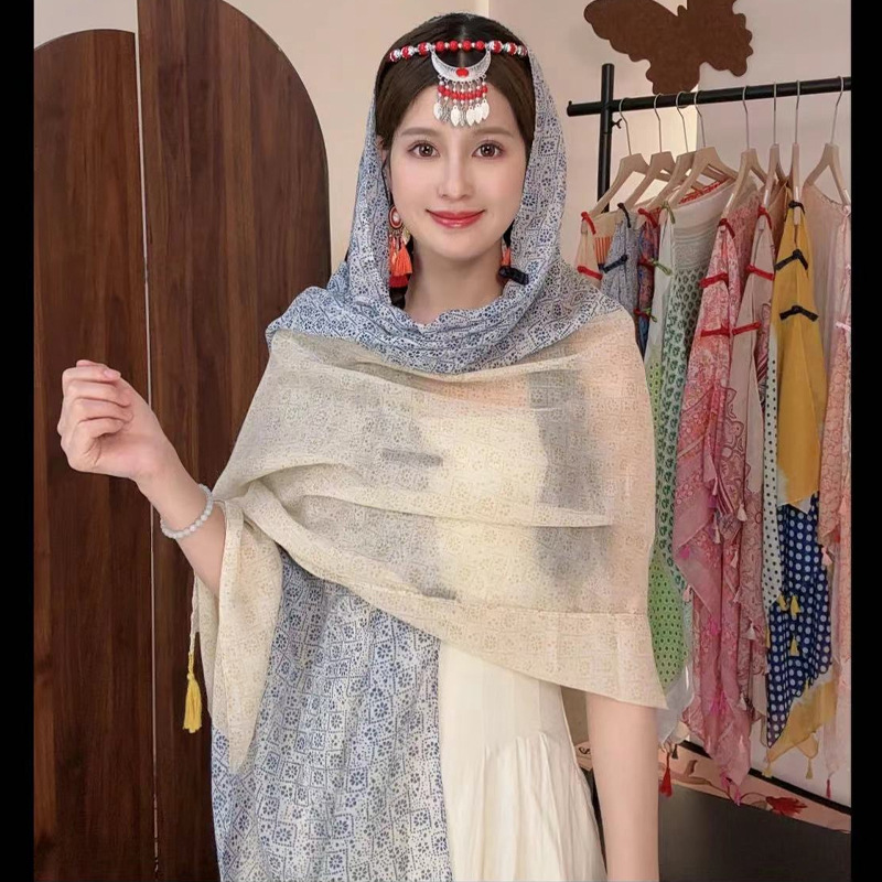 Chal de protección solar de verano para mujer 2025 nuevo estilo hebilla largo estilo étnico fotografía de viaje estilo fino playa bufanda de seda capa