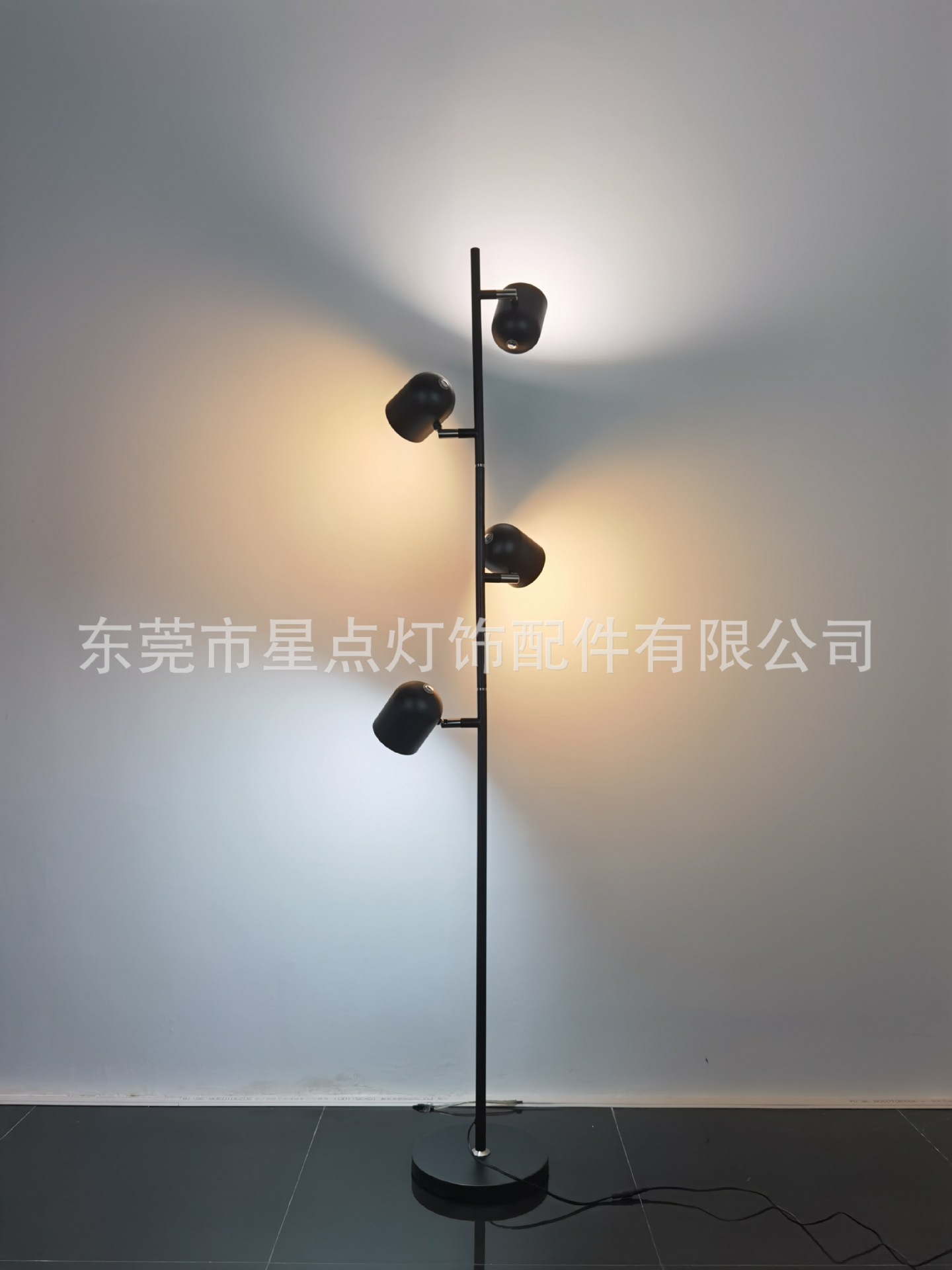 四头落地灯