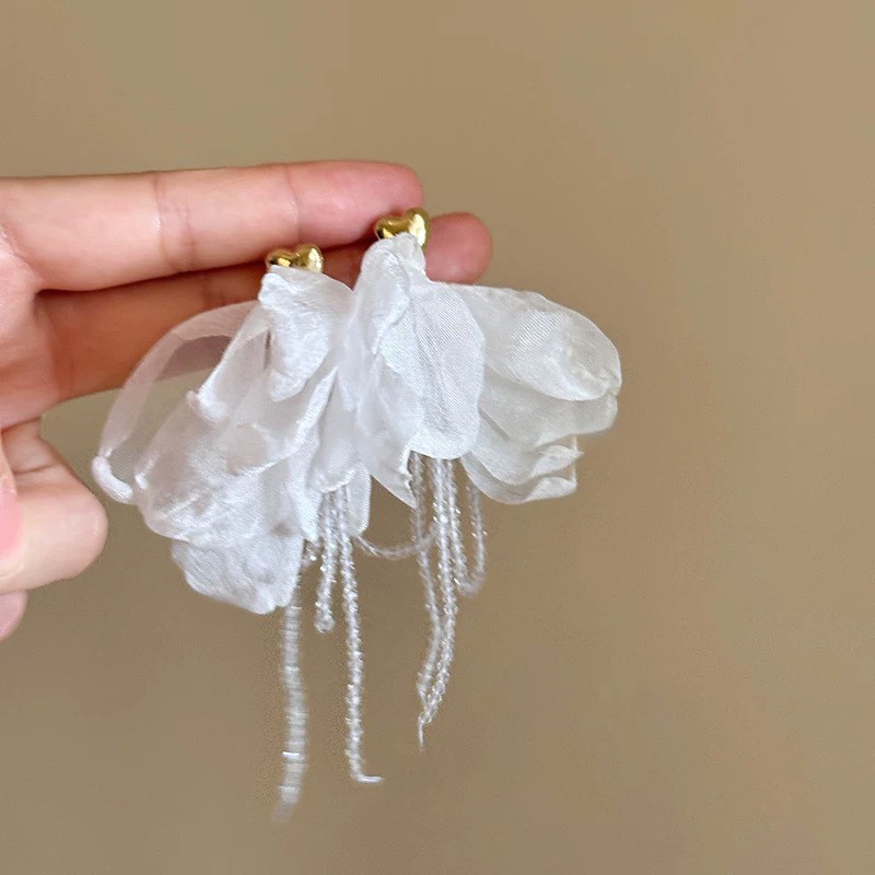 Pendientes de borla de flores de tela de aguja de plata Pendientes de estilo de vacaciones junto al mar