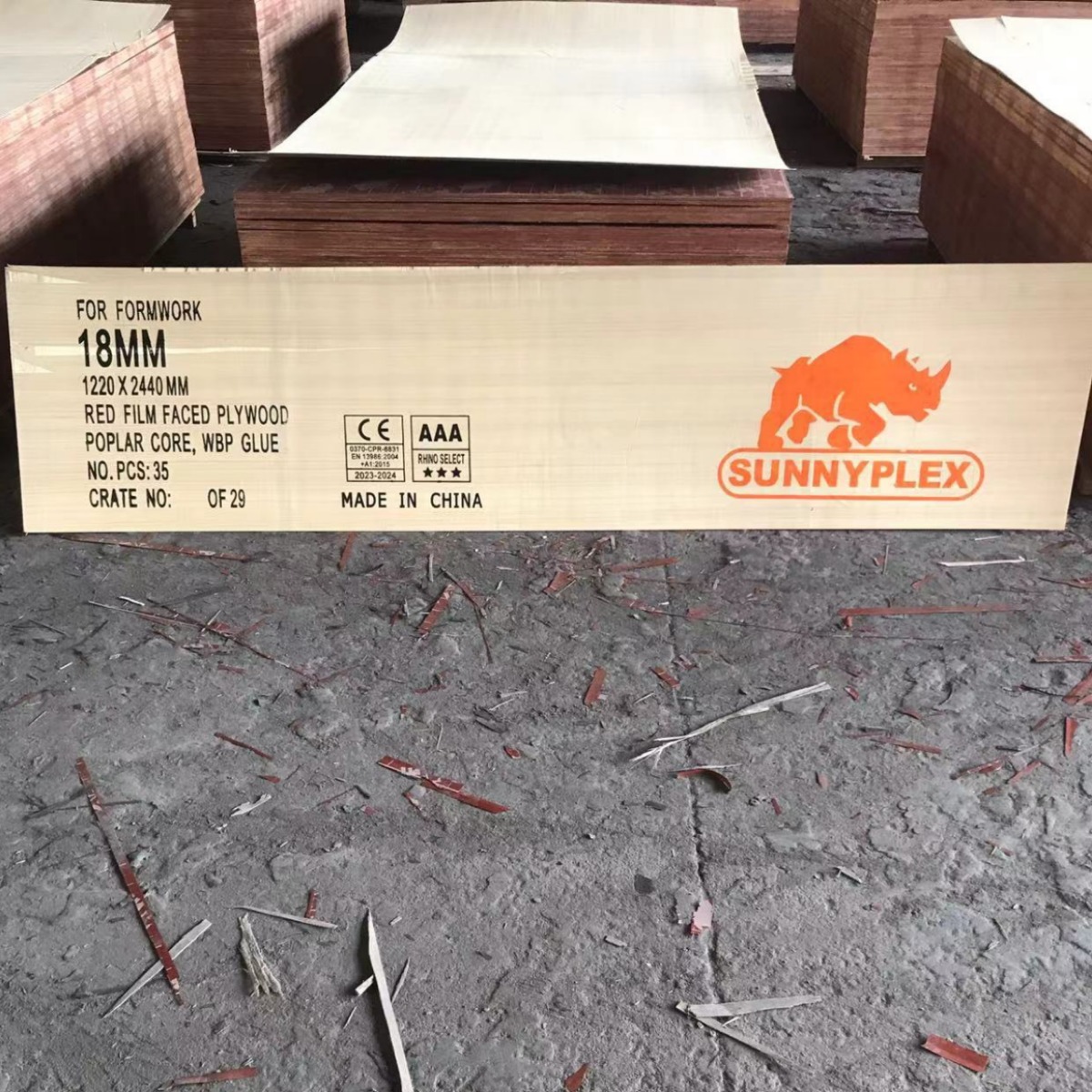 Los fabricantes venden al por mayor madera contrachapada multicapa impermeable de alta calidad para la construcción. La madera de madera resistente al desgaste se puede utilizar repetidamente.