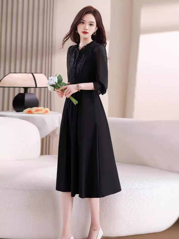 黒い長袖のワンピースの新型の婦人服の2024大きいサイズは腹を遮ってやせているシフォンの小さい黒いスカートのフランスのスカートの現物を現品します。|undefined