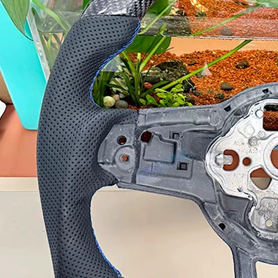 Carbon fiber perforated sports-style: Steering wheel
