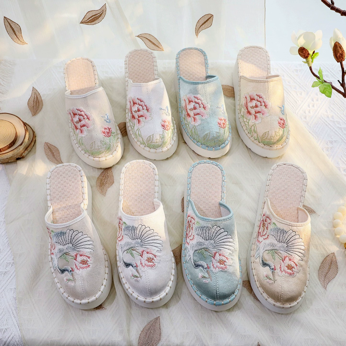 Тапочки на платформе на танкетке модные вышитые с закрытым носком полуподдержка тканевая сетка обувь с вышивкой сандалии женская обувь