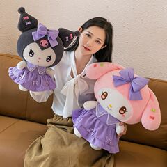 かわいいローリのスカートのクロミのぬいぐるみの人形のベッドの上で寝て枕の美楽のおもちゃの七夕のプレゼントの女性を抱きます。