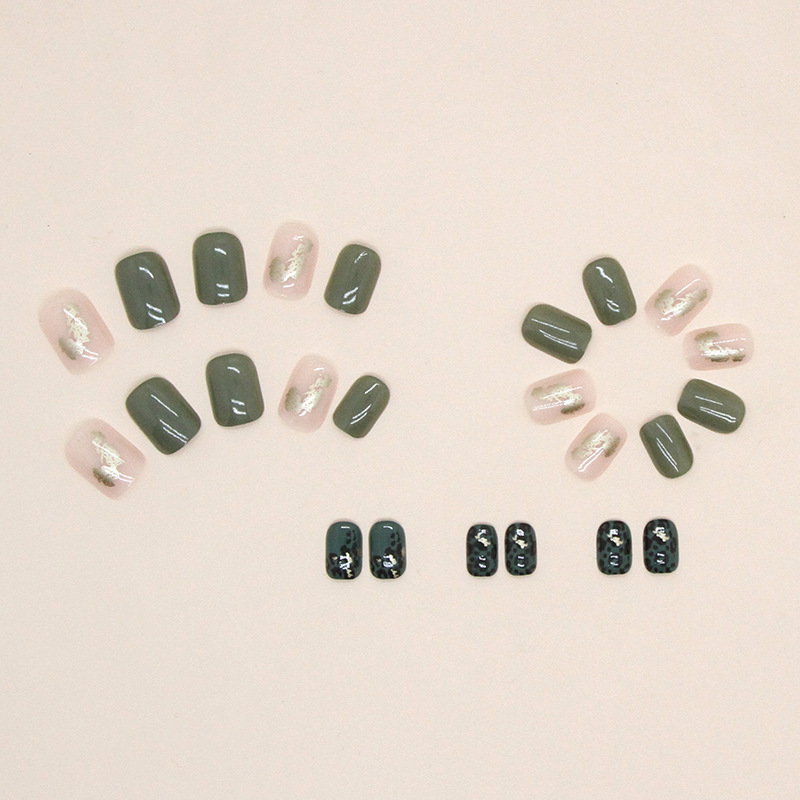 Court, vert frais, imprimé léopard, feuille d'or à la mode, tenue naturelle, blanchiment, rehaussement des ongles, faux ongles_voghion.com