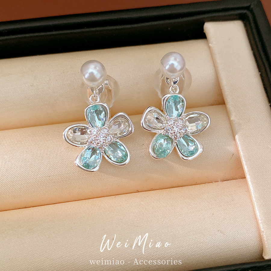 Flores de diamante perlas pendientes de orejas para mujeres sin agujeros de orejas frescos y dulces aretes de aire ligero de lujo alta sensación de auriculares mayorista