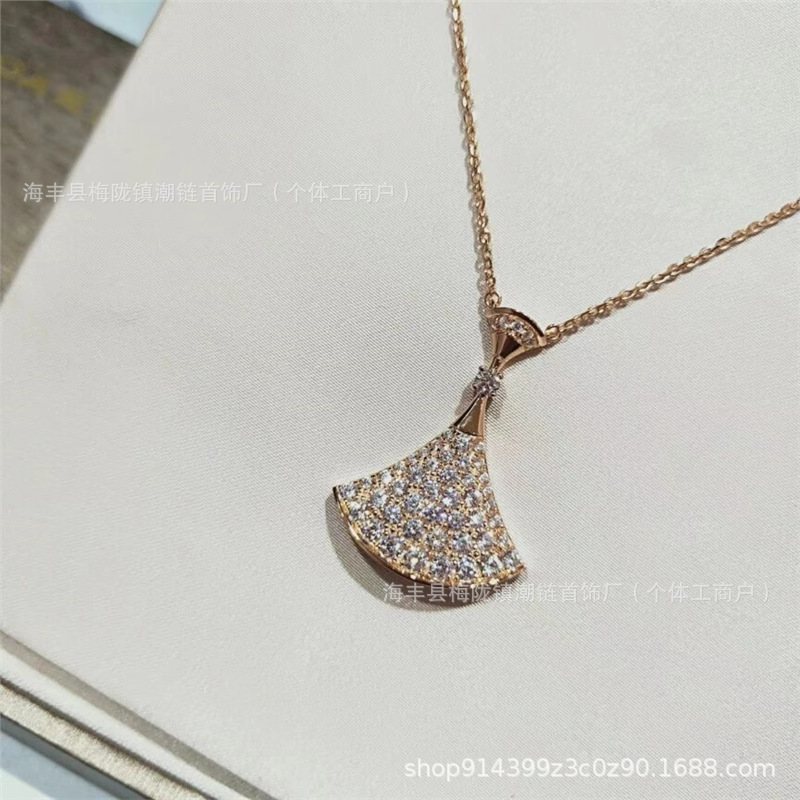 V金の小さいスカートのネックレスの女性の扇子の白い貝の母は18kのバラの金の扇形の玉髄のペンダントの鎖の代行をめっきします。