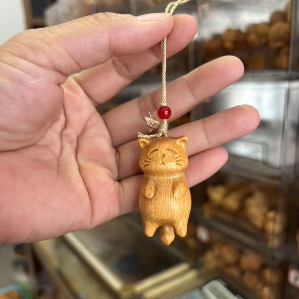 Fabricantes al por mayor de madera de haya, llavero de gato podrido, colgante de bolsa de gato de la suerte, accesorios de manija de dibujos animados, colgante de accesorios