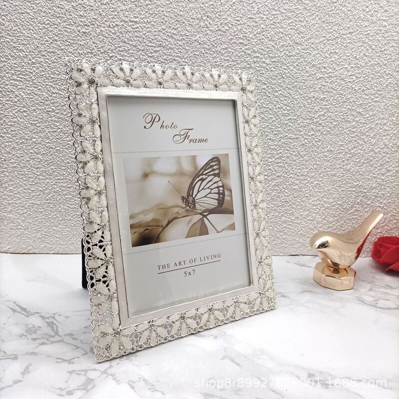 Modern Silver Simple Metal Photo Frame Model Room Soft Decoration Table Decoration Metal Photo Frame Modern Silver Simple Metal Photo Frame Model Room Soft Decoration Table Decoration Metal Photo Frame