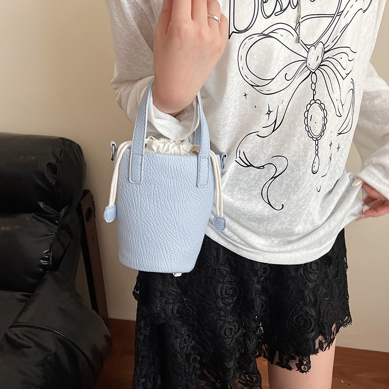 Bolso de cubo de moda coreana 2025 verano nuevo bolso femenino bolso de hombro con patrón de lichi fresco bolso de mensajero simple y versátil