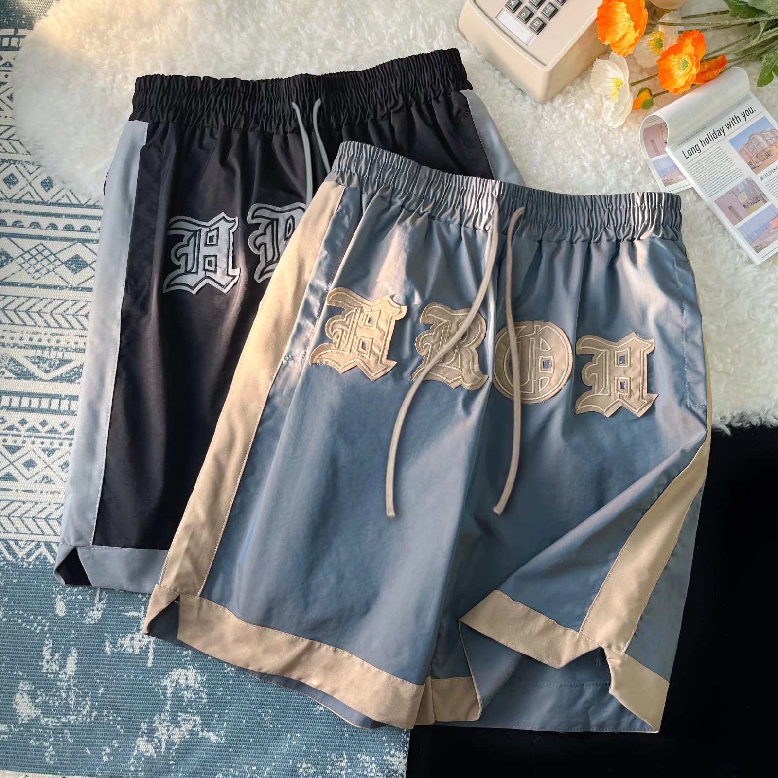 2024 Primavera/Verano Marca de moda callejera europea y americana Nuevos productos Camaleón con sentido de la luz Bordado de color de contraste Moda Deportes Casual Shorts Hombres