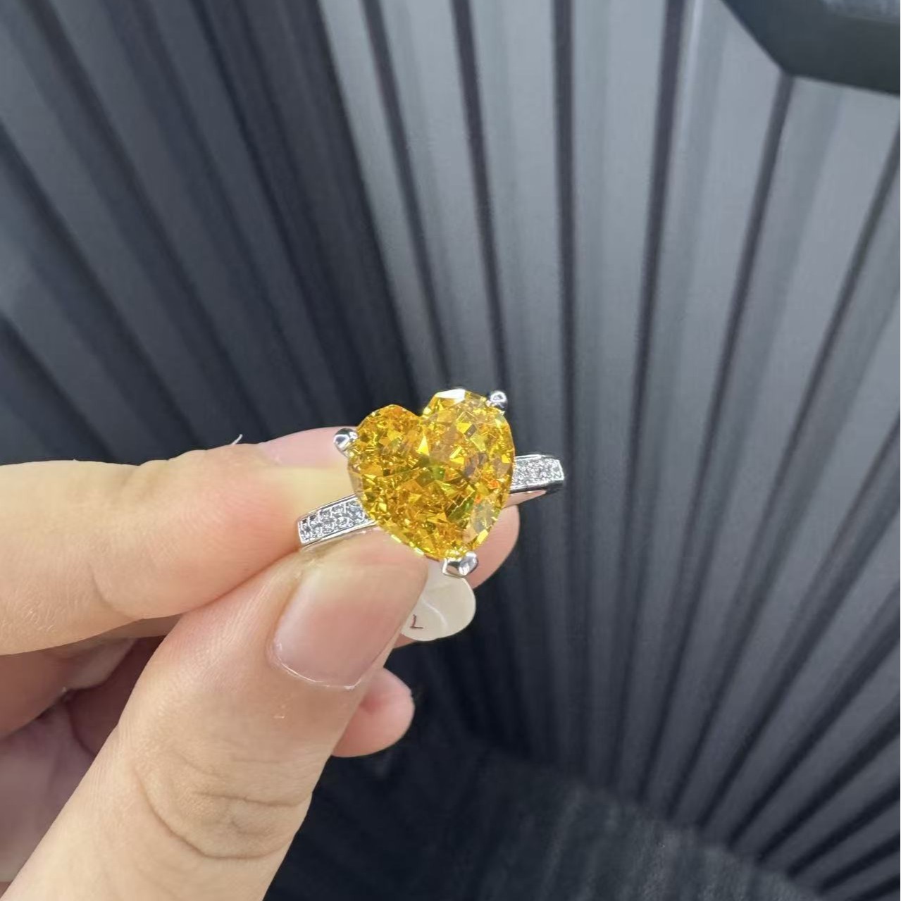 Xuping aleación de cobre chapado blanco incrustado amarillo amor zircon ligero anillo de lujo temperamento de alto grado anillo de dedo al por mayor mujeres
