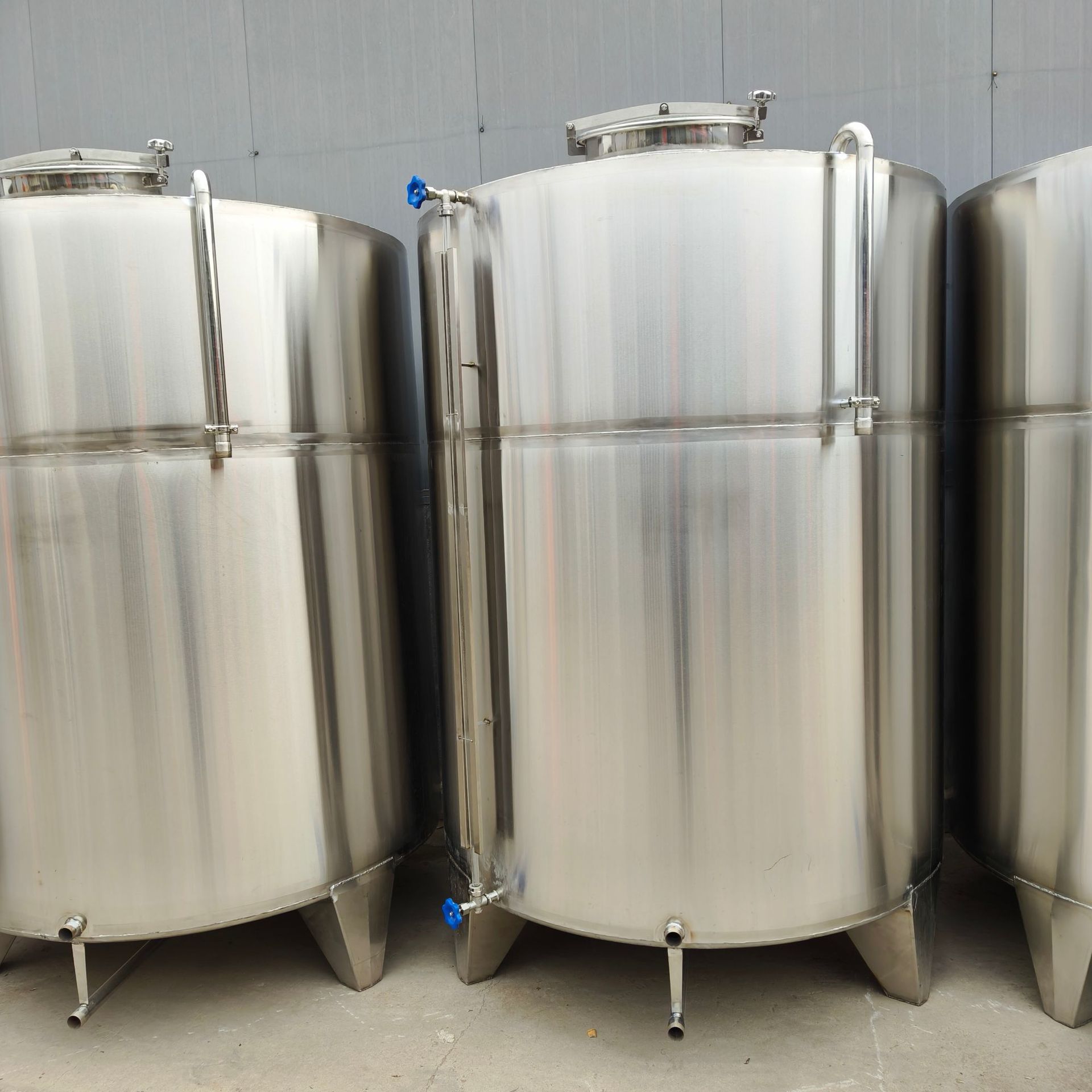 不锈钢立式锥型储存罐10立方白酒酒容器304不锈钢贮存白酒罐