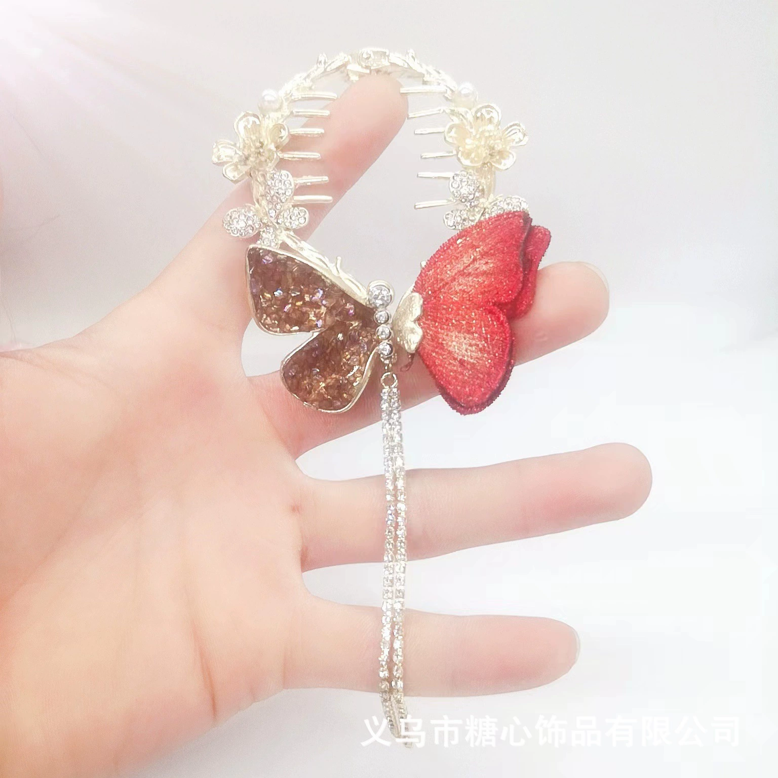 Элитная изящная ракушка-булавка для crab? hair pin? - нужно accurate: "Elite sophisticated crab pin, hair accessory, hairgrip, direct factory sales, wholesale, with embroidery, for import" перевод: "Элитная изысканная краб-пин?" In Russian crab pin refers to crab hairpin (раковина? crab pin as decorative crab-shaped hairpin). Better: крабовая заколка (crab pin)