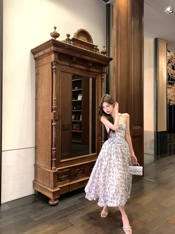 青花磁器の砕花の胸のワンピース女性の夏の肩は腰のスカートの気質の中の長いa字の大きいスカートを収めます。|undefined