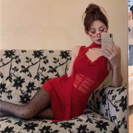 酒红色网纱拼接荡领吊带连衣裙女夏季纯欲性感辣妹设计感包臀短裙
