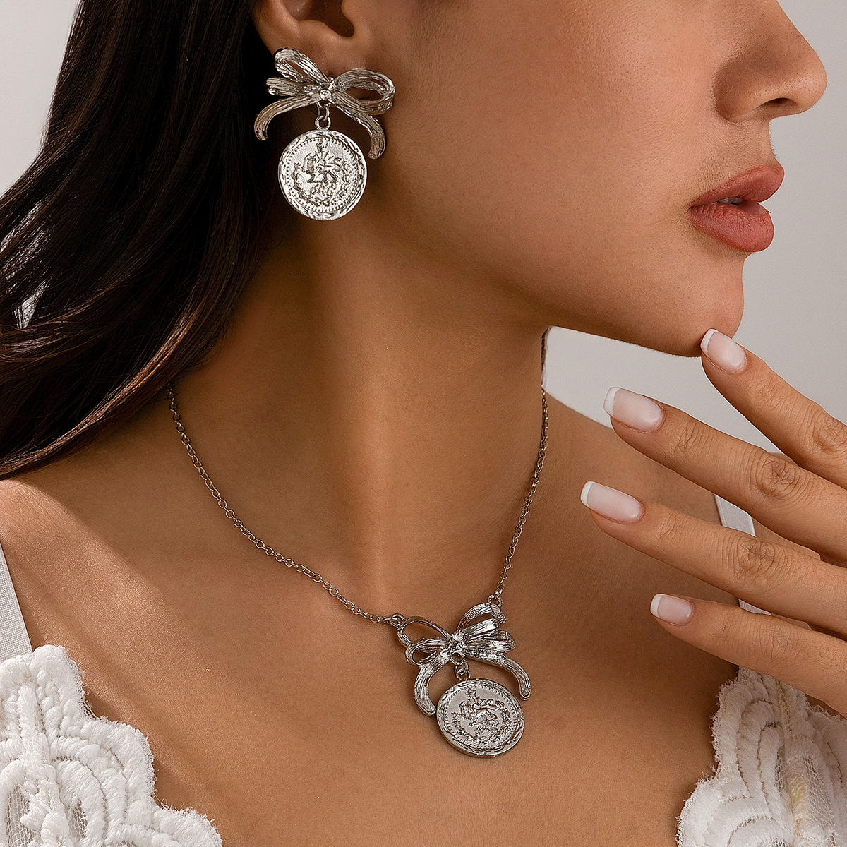 design necklace with bow from pearl