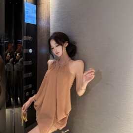 适美感纯色网纱气质chic挂脖连衣裙女夏季褶皱包臀裙短裙