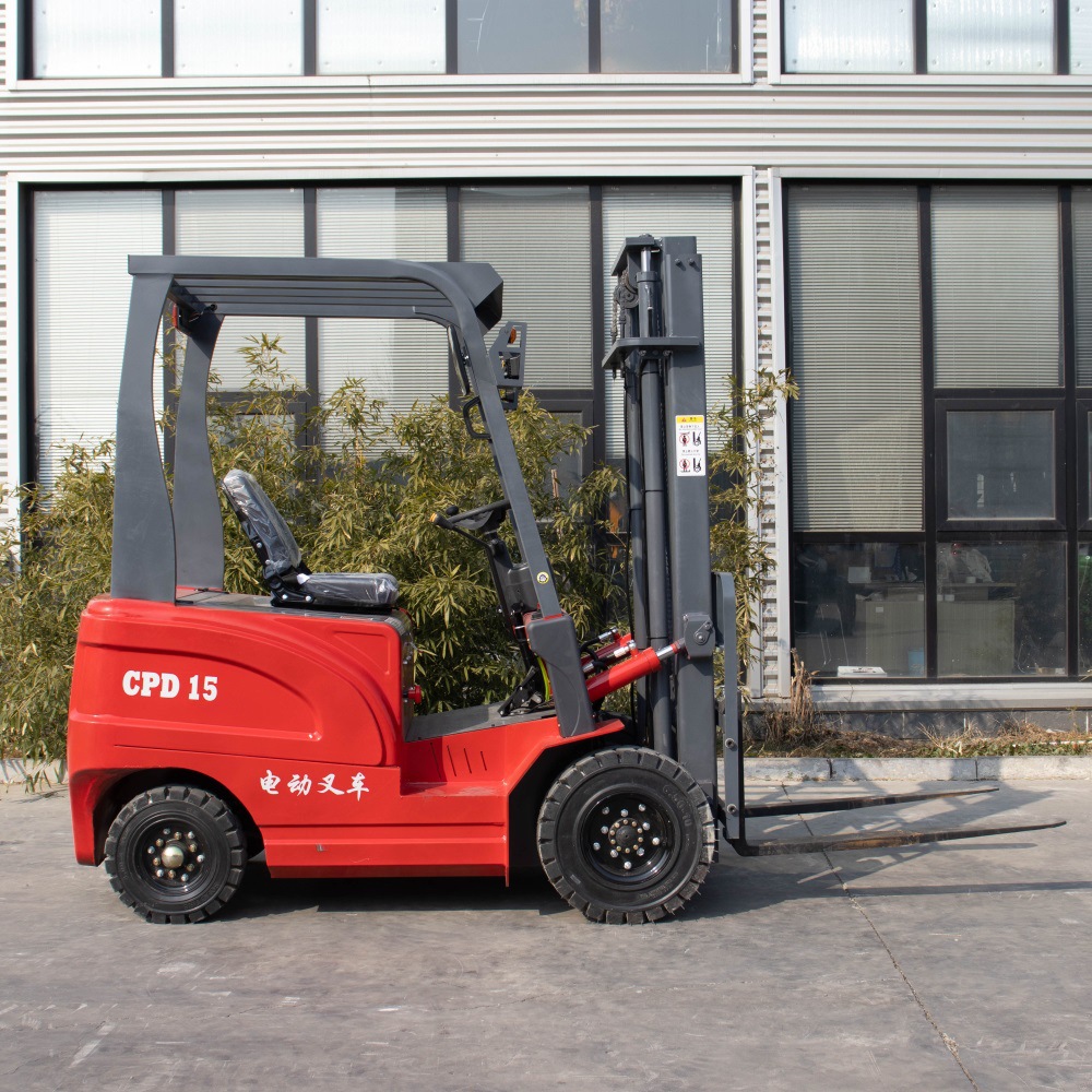 厂家供应跨境新款新能源电动小型叉车1.5T座驾越野型四轮电动叉车