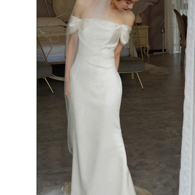 Vestido de novia vintage estilo francés para novias, nuevo modelo 2026, vestido ajustado de satén blanco con hombros descubiertos y pequeña cola, tul ligero para salir de fiesta.