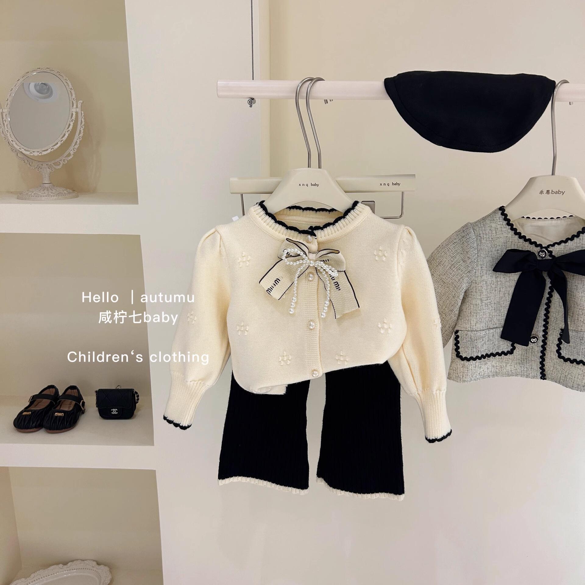 Traje de siete niñas de limón salado Otoño 2025 Otoño Chica coreana Suéter de fragancia pequeña Chaqueta Pantalones acampanados de bebé femenino