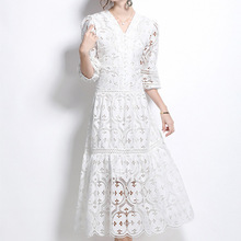 高端女装连衣裙2024冬新款法式复古镂空钩花收腰灯笼袖大摆长裙子