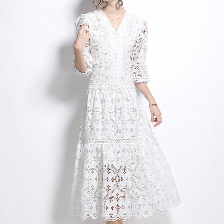 高端女装连衣裙2024冬新款法式复古镂空钩花收腰灯笼袖大摆长裙子