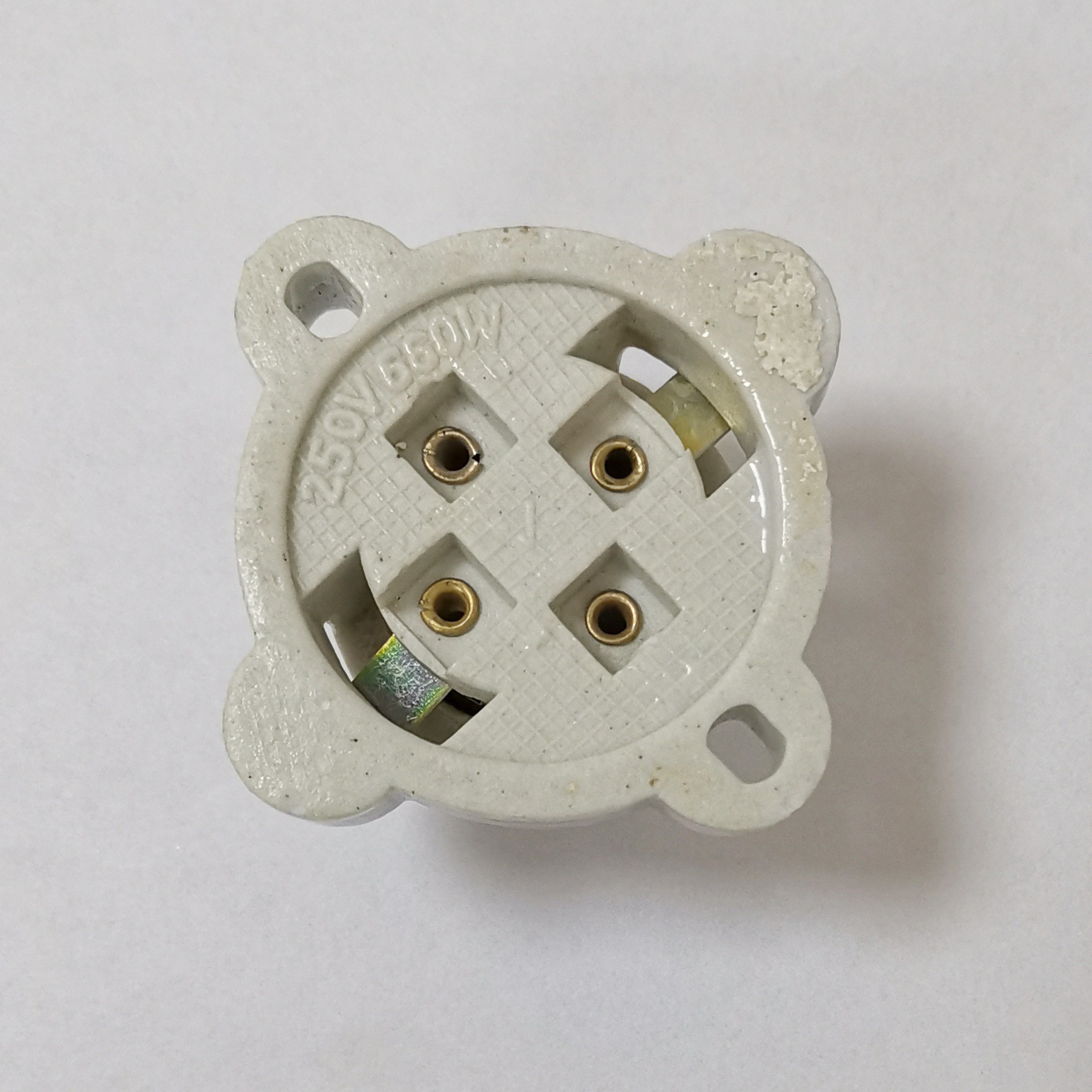 Fabricante de América del Sur E27 2 pulgadas lámpara de cerámica ciruela base de lámpara