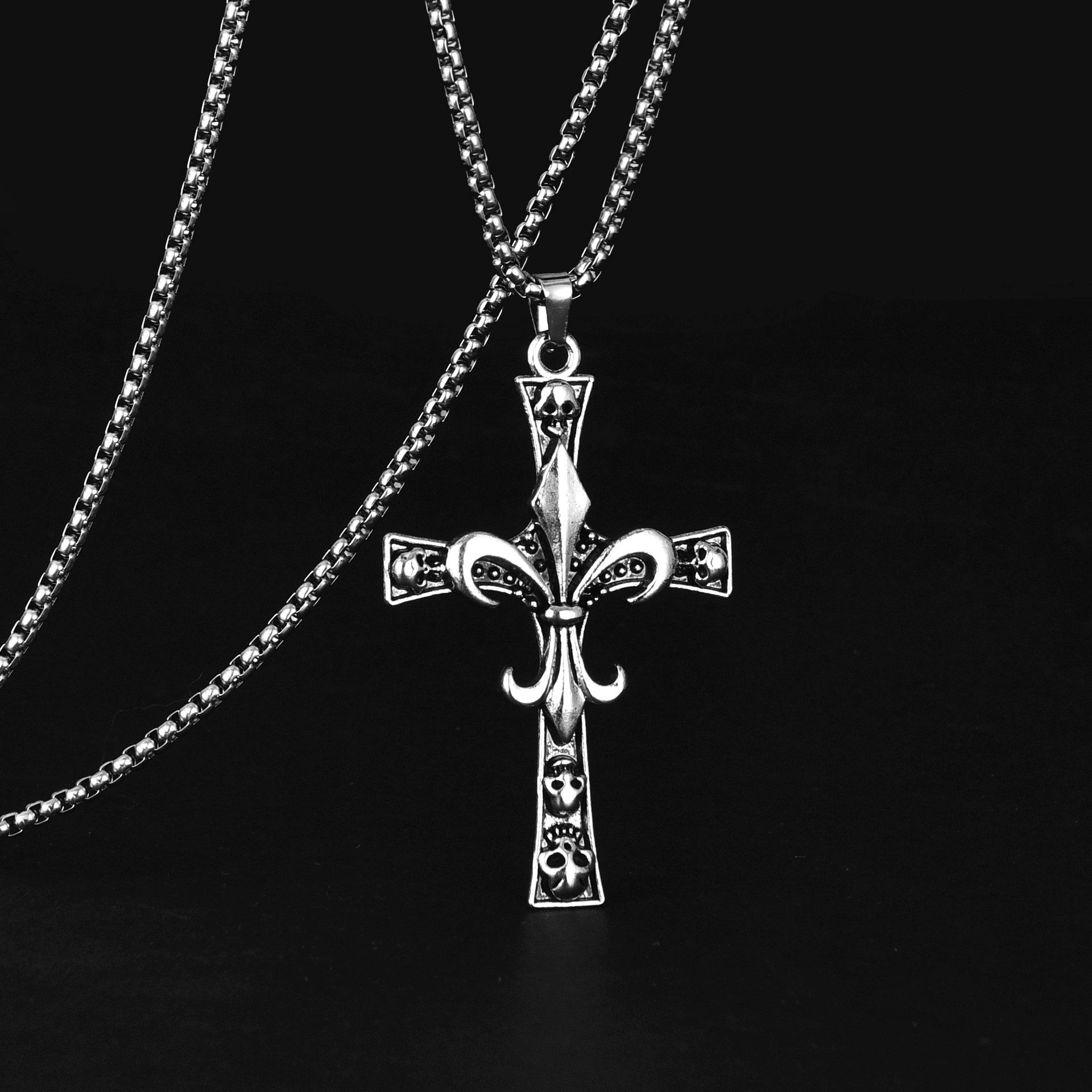 Cross-border kalung salib tengkorak pria dan wanita, kalung rantai sweater Aksesori liontin kepribadian jalanan trendi Eropa dan Amerika grosir