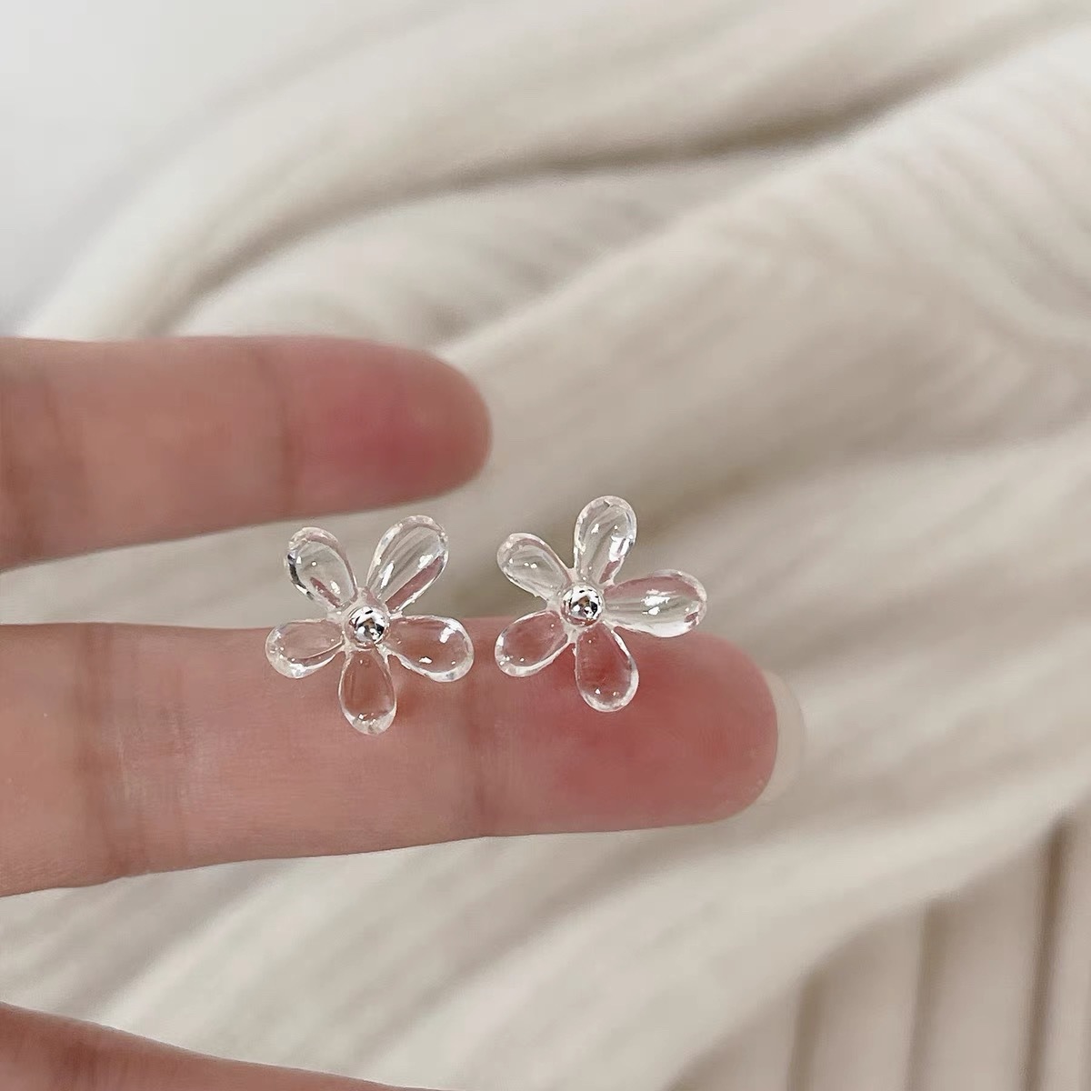 Oversized Sculptural Acrylic Clip-on Earrings Modern European Style_voghion.com