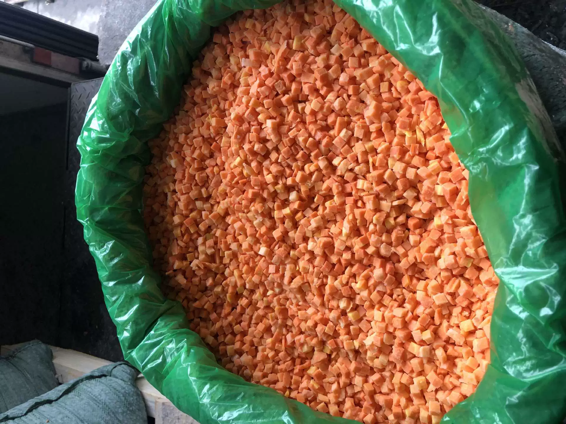 Замороженная морковь, быстрозамороженная морковь кубиками, может быть экспортирована и продана на внутреннем рынке, доступна круглый год в 2022 году.