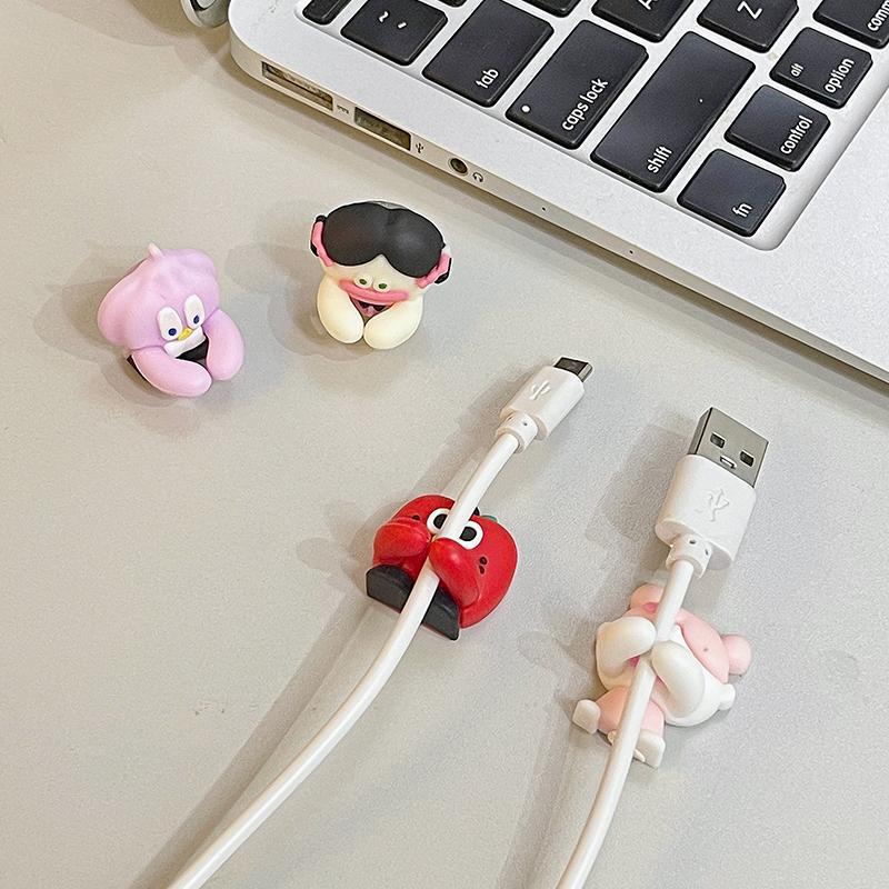 趣味のデスクトップの理線器は穴を開けないで固定します。|undefined