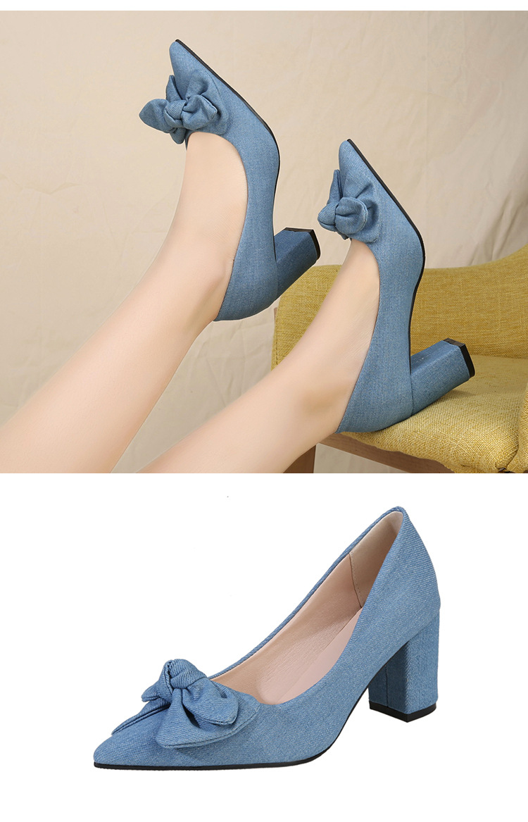 Elegante dames pumps met strik en blokhak van denim stof_voghion.com