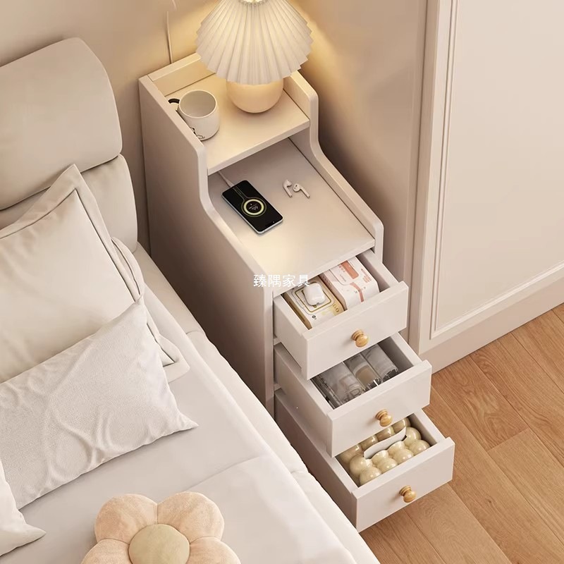 Tablero de cabecera pequeño gabinete de almacenamiento en un dormitorio junto a la cama muy estrecho pequeño gabinete de hendidura simple mini estante de almacenamiento
