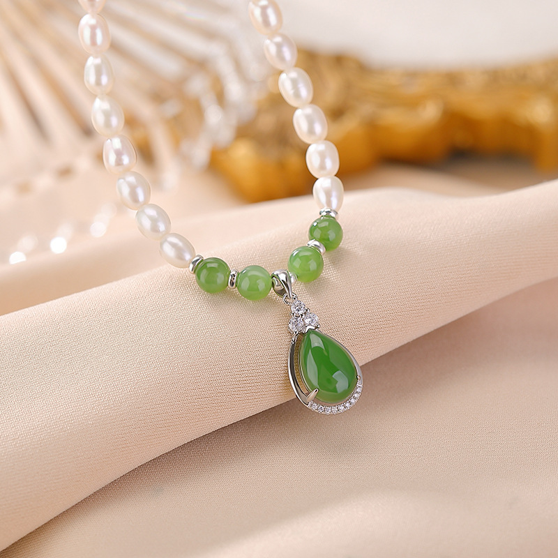 Vòng cổ bạc S925 mạ vàng đính ngọc trai nước ngọt và ngọc Hetian Jasper hình giọt nước — Mẫu bạc