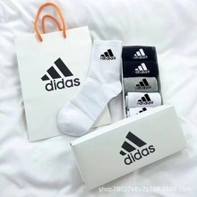 ��˫��װAD�ڰ׻���Ů��Ͳ�˶��ിɫѧ�����ƿ羳��ó��һ������