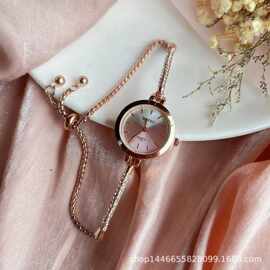 新款时尚自由调节表带手链表简约高颜值小表盘手镯表女表批发货源