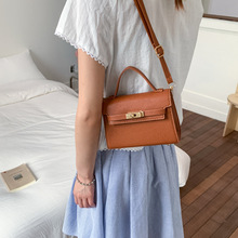 �ﶬ���¿�ٴ�Ƥ�r��С����Ůͨ�ں��s�������eб����|�������