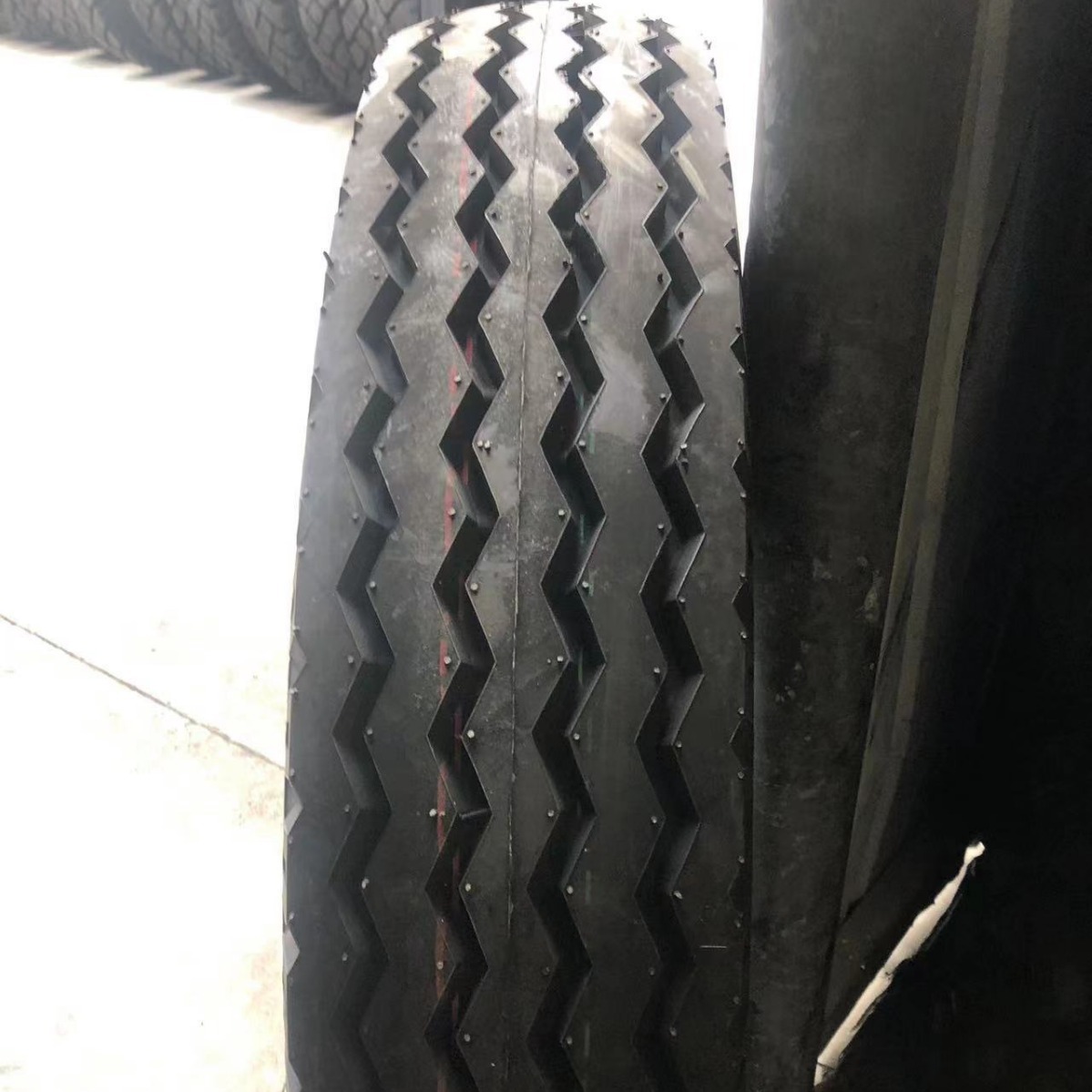 750-16人字花纹R1 农用拖拉机轮胎 厂家批发现货
