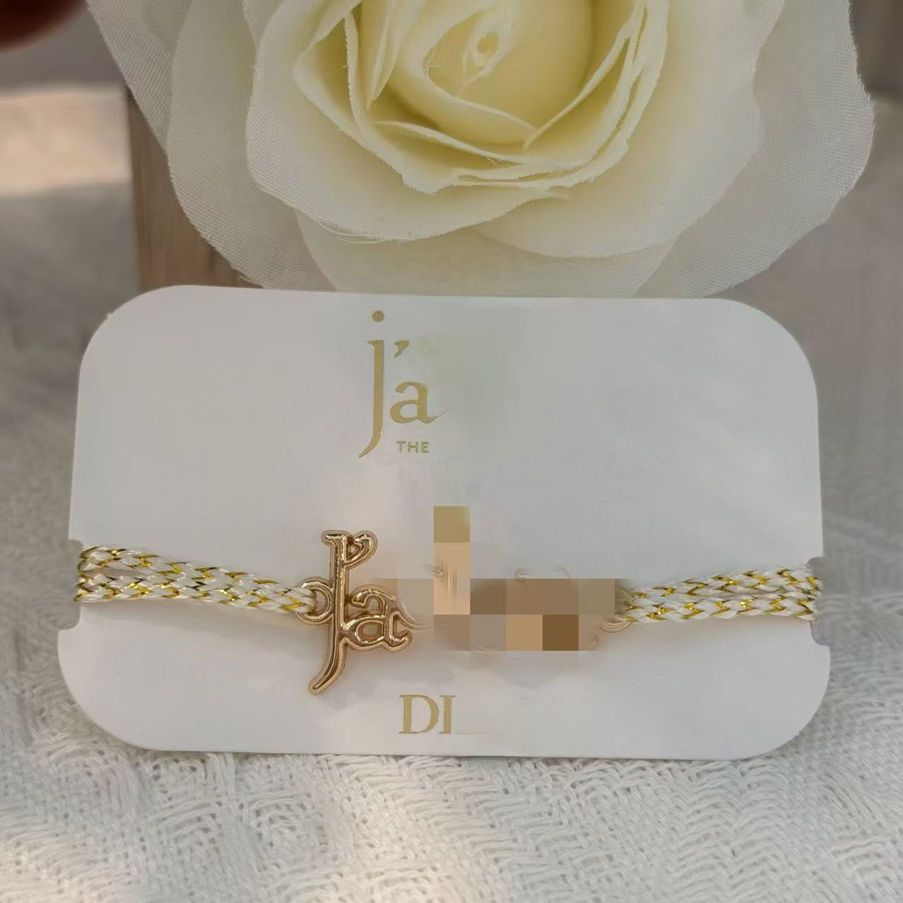 Dior üslubunda qızıl hörgülü bilərzik, 3D hərf asqısı ilə