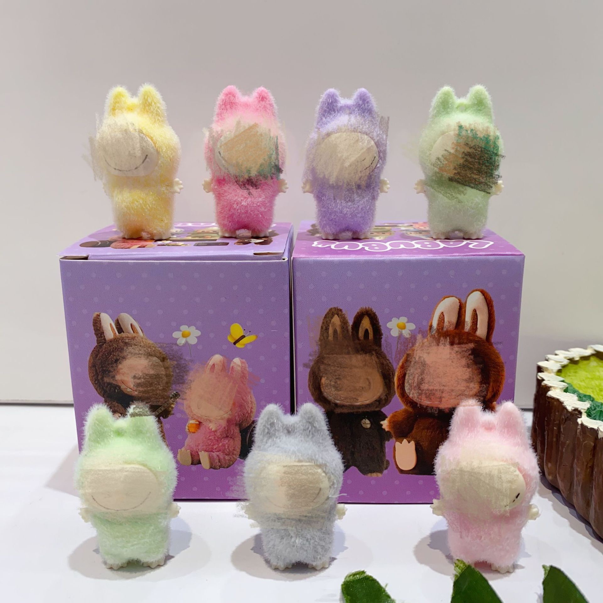 Caja ciega flocada de dibujos animados de tela rabu, lindo y lindo grano de alto valor, mini muñeca, modelo de decoración de escritorio, regalo