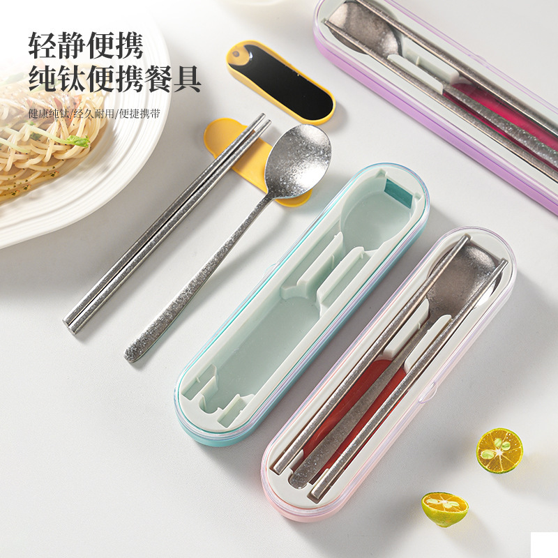 Pure Titanium Portable Tableware Set, Two-Piece Set of Spoons and Chopsticks, Portable Spoons and Chopsticks for Students, Easy-To-Clean Tableware Set for Office Workers Pure Titanium Portable Tableware Set, Two-Piece Set of Spoons and Chopsticks, Portable Spoons and Chopsticks for Students, Easy-To-Clean Tableware Set for Office Workers