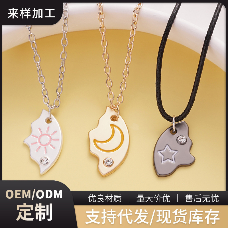 国境を越えた売れ筋の星と月の3人用チェーンハイエンドデザイン合金オイルドリップスプライシングラウンドスプライシングペンダントネックレス|undefined