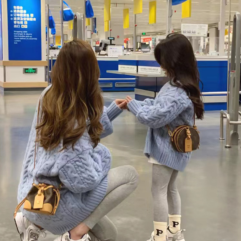 实拍韩版新款秋冬装毛衣麻花加厚款长款亲子装大小童装大童天蓝色