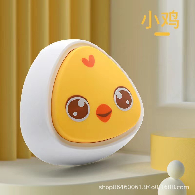子供が高いカウンターを触ってジャンプして弾むことを奨励します。|undefined