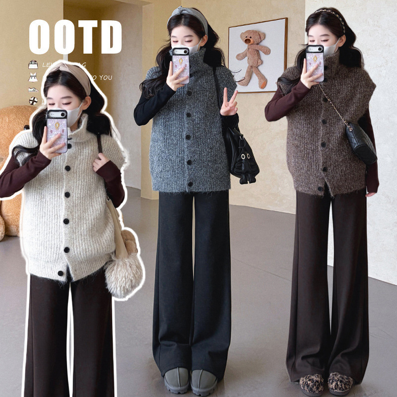 2026 autumn and winter maternity outfit: a complete set including a vest, sweater, long-sleeved base layer, and slimming long pants – a three-piece maternity outfit