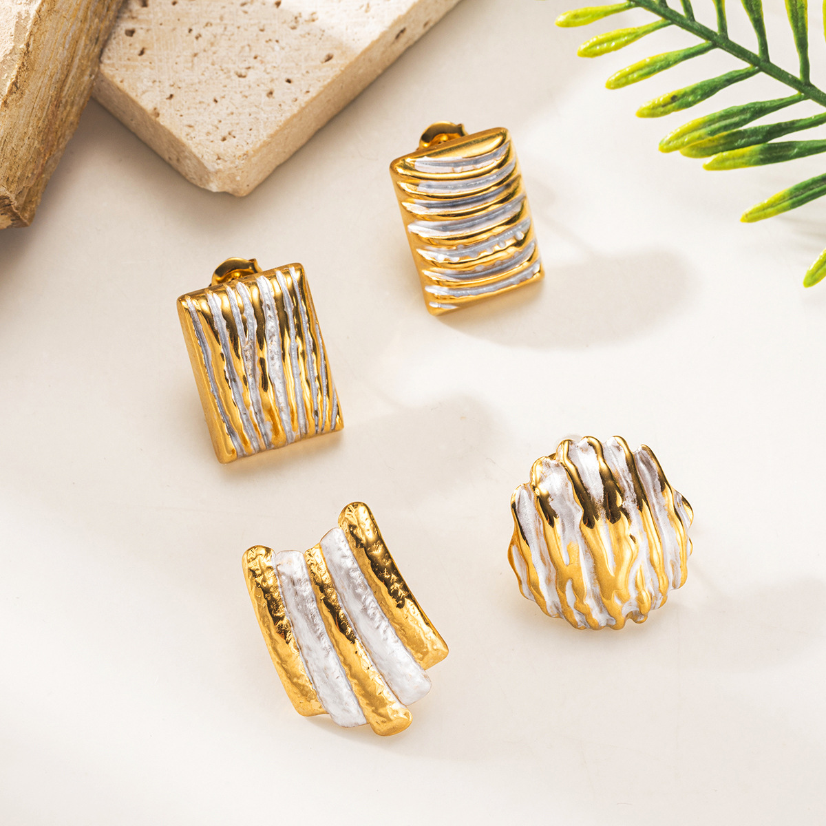 Taena Pendientes de acero inoxidable europeos y americanos, lujo ligero, alta calidad, línea de rayas de oro de 18k, pendientes irregulares, modelos calientes