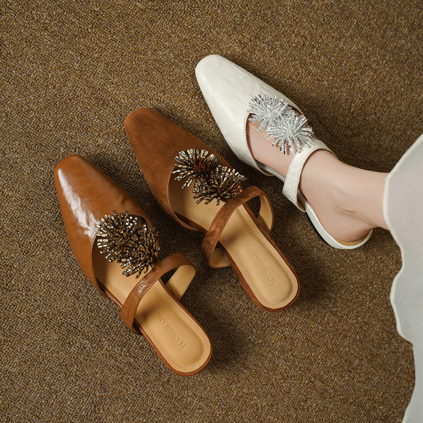 Dép sandal nữ xỏ ngón đế bệt mũi nhọn đính đá pháo hoa họa tiết hoa — Màu caramel cừu lật