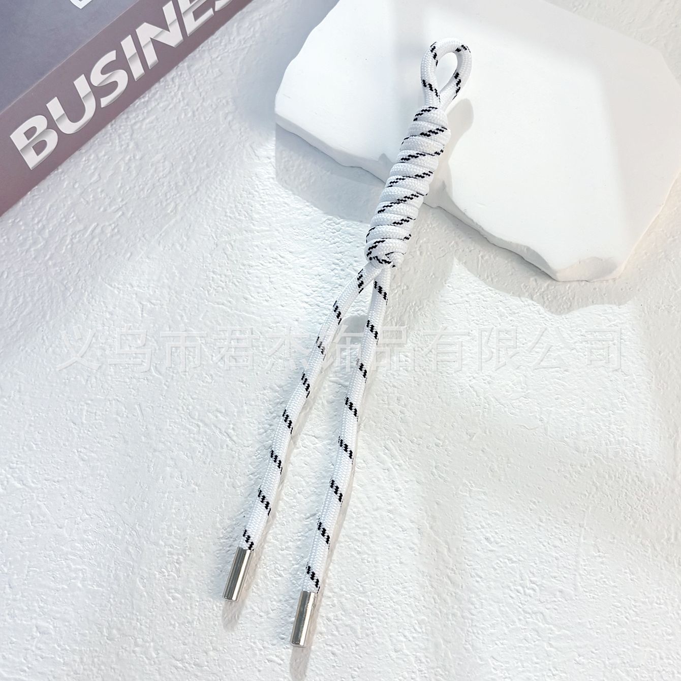 編みカバンのストラップの螺旋の結び紐のiuは鍵のボタンのネットの赤い色の結びの縄の装飾の部品を結びます。